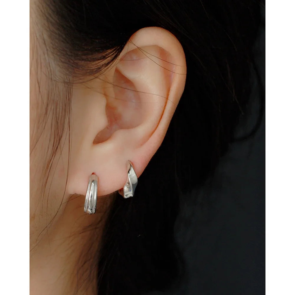 Krenaeminimalist Siena Wave Huggie Hoops – S925 Sterling Silver (Gold / Silver Plating)