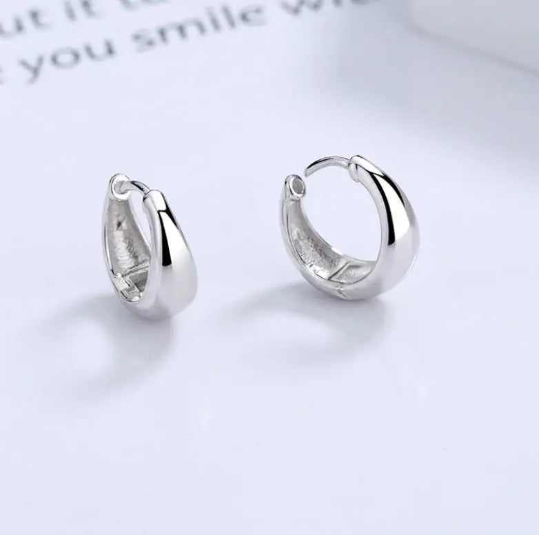 Krenaeminimalist Bold Curve Huggie Hoops – S925 Sterling Silver (Gold / Silver Plating)